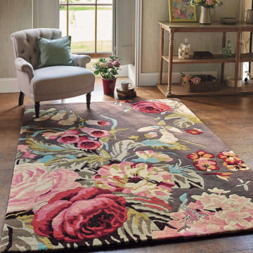 Красивый ковер в гостиной